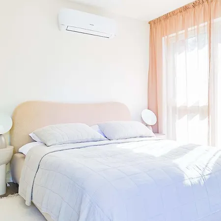 Baltic Pine Retreat W/balcony, By Cohost Apartman